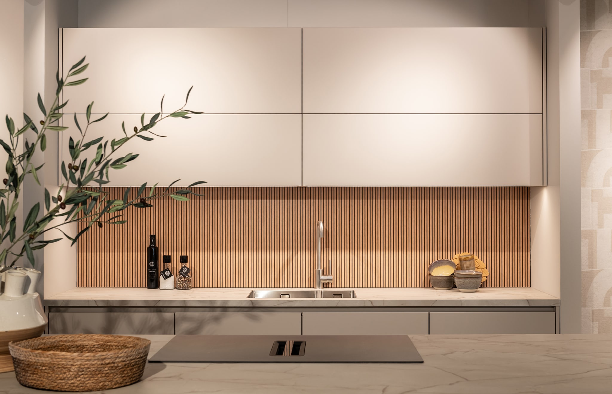 Taupe fronten met een houten achterwand en een licht werkblad.