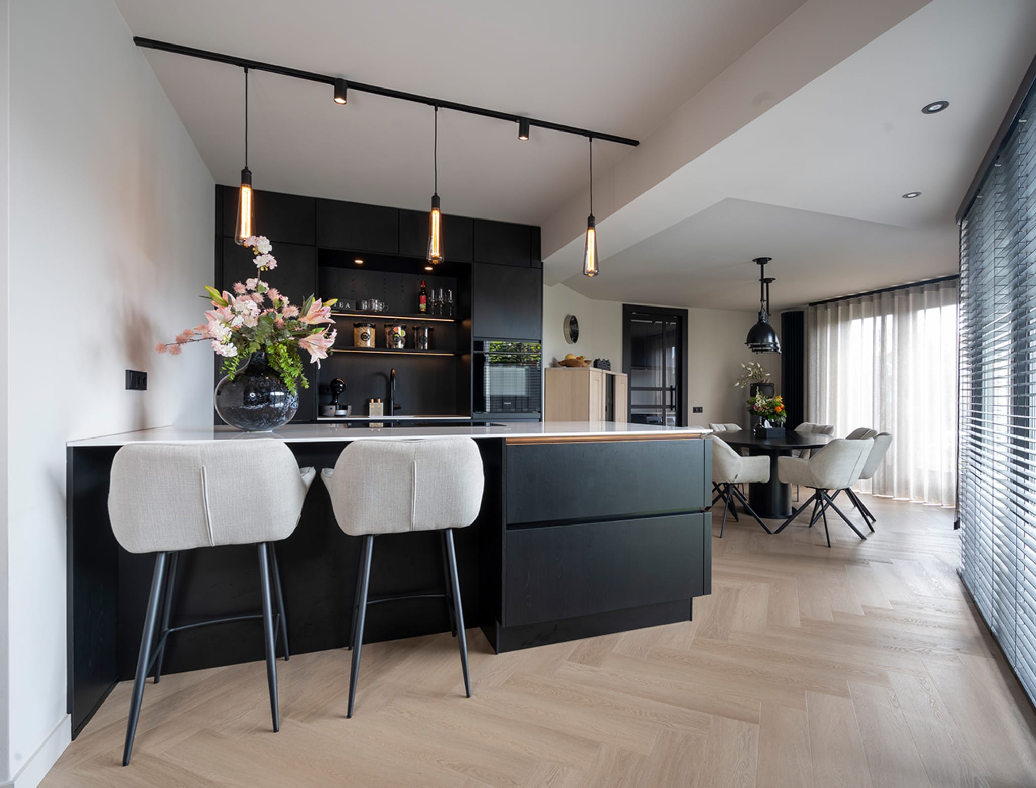 De keuken van familie Mulder, met een groot eiland en de eettafel vlakbij.